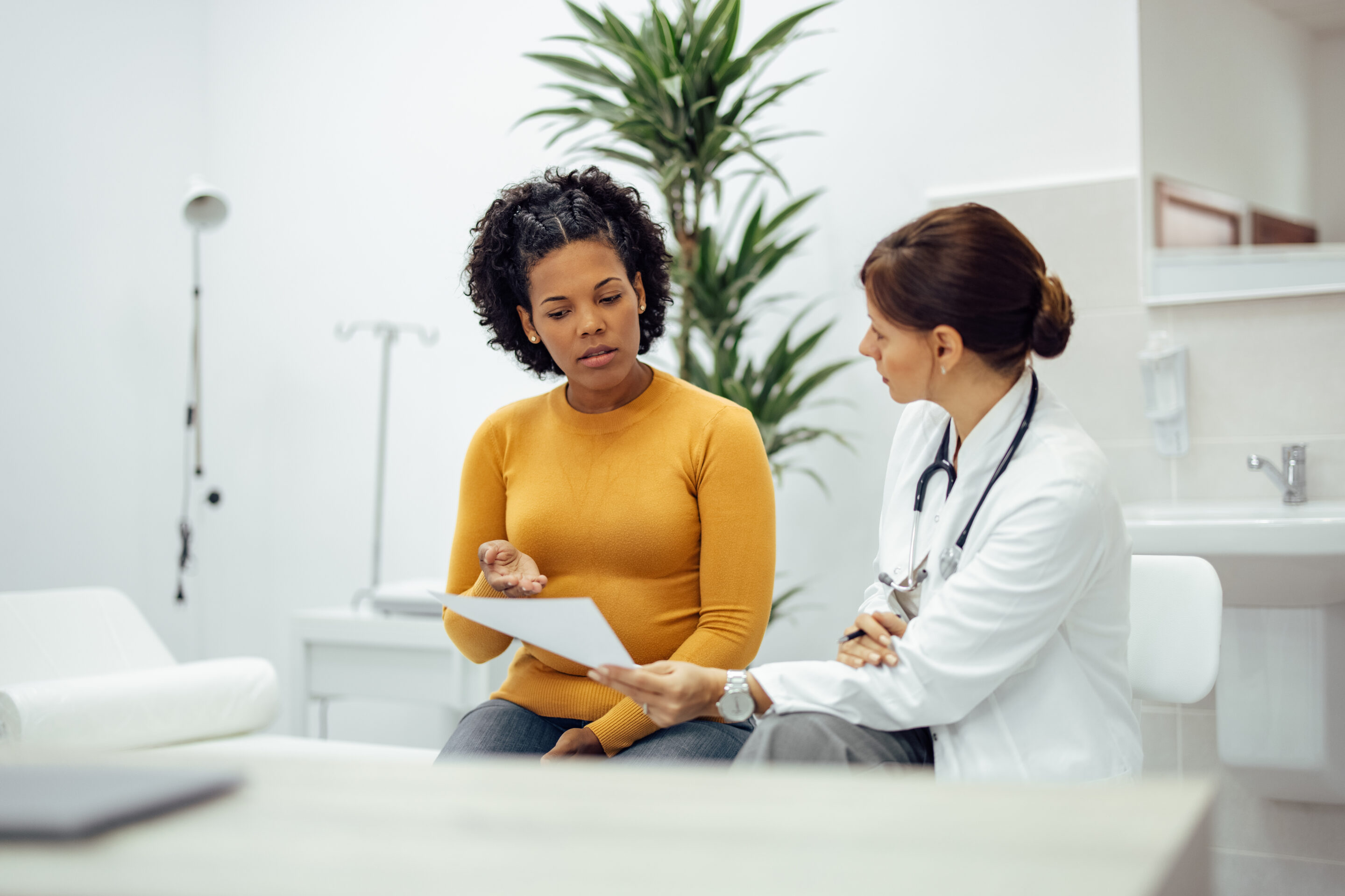 Médico mostrando o diagnóstico para a paciente